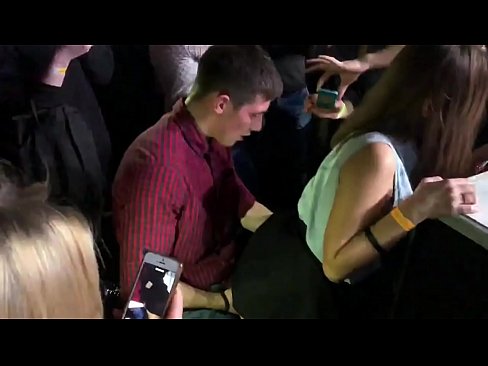 ❤️ Ubulili bangempela ku-nightclub yaseRussia. Intombazane yaseRussia eneminyaka engu-18 ubudala ingene endunu nasesithweni sangasese e-nightclub Izocansi zaseRussia kithi zu.kutjeporno.ru ️❤